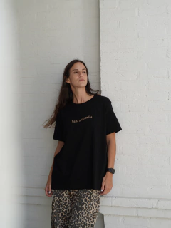 REMERA MAMA NEEDS COFFEE - BLACK en internet