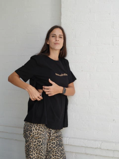 REMERA MAMA NEEDS COFFEE - BLACK - tienda online