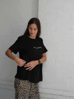 Imagen de REMERA MAMA NEEDS COFFEE - BLACK