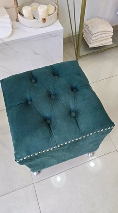 Puff Capitone Reforzado Pana Y Tachas Patas Acero (576) - comprar online