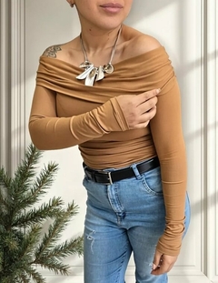 Remera Cuello Bote Hombros Descubiertos Modal Paisanita Dama (404) - BAKMOR
