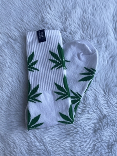 Meia folha verde e fundo branco - comprar online