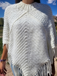 Poncho Artesanal de Lana - comprar online