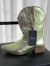Bota Verde Cano Baixo Textura Cobra - comprar online