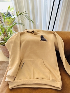 SALCHIBUZO oversize beige de perro arlequin negro. - comprar online
