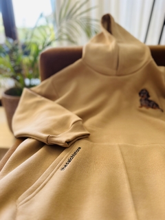 SALCHIBUZO oversize beige de perro arlequin marrón. en internet