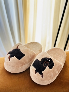 Salchipantuflas beige perro negro