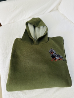SALCHUBUZO oversize verde militar de perro arlequin negro/marrón. en internet