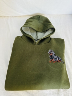 SALCHUBUZO oversize verde militar de perro arlequin negro/marrón. - comprar online