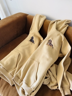 Imagen de SALCHIBUZO oversize beige de perro arlequin negro.