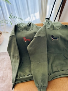 SALCHIBUZO oversize verde militar de perro negro/marrón. - The salchi store