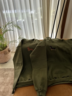 SALCHIBUZO oversize verde militar de perro negro/marrón.