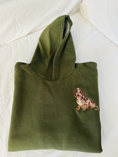 SALCHUBUZO oversize verde militar de perro arlequin negro/marrón. - tienda online