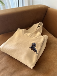 SALCHIBUZO oversize beige de perro arlequin negro.