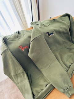 Imagen de SALCHIBUZO oversize verde militar de perro negro/marrón.