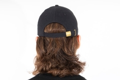 Imagen de Gorra negra con perro marron