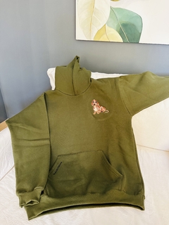Imagen de SALCHUBUZO oversize verde militar de perro arlequin negro/marrón.