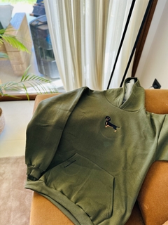 SALCHIBUZO oversize verde militar de perro negro/marrón. - tienda online