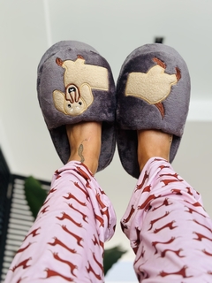 Salchipantuflas grises con salchi marrón
