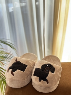 Salchipantuflas beige perro negro - The salchi store
