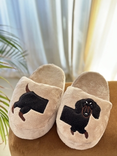 Imagen de Salchipantuflas beige perro negro