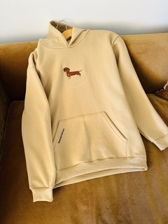 Imagen de SALCHIBUZO oversize beige de perro marrón/negro.