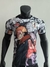 Camisa do Yudi Itadori de Jujutsu Kaisen, com estampa e detalhes em preto e vermelho, da Adidas.