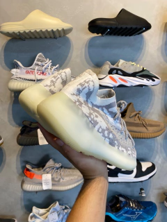 Yeezy 380 Branco na internet