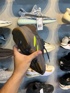 Yeezy 700 V2 Mauve na internet
