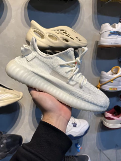 Yeezy Boost 350 V2 Bone na internet