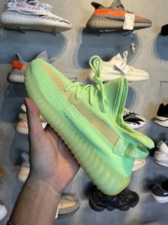 Yeezy Boost 350 Glow na internet