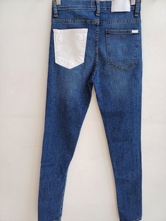 JEAN SKINNY CHER 24 CON BOLSILLO BLANCO en internet
