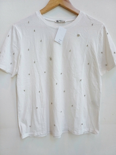 REMERA CON APLIQUES ZARA