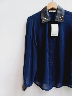 Imagen de CAMISA JAZMIN CHEBAR AZUL CON CUERO T1