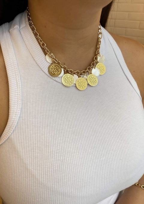 Colar Medalha Dourada com Madre Pérola