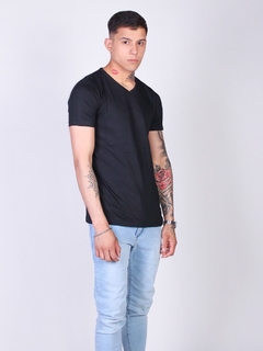 Remera Básica Cuello V - comprar online