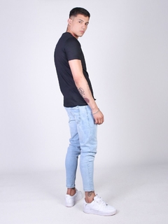 Remera Básica Cuello V - Gotland Clothing