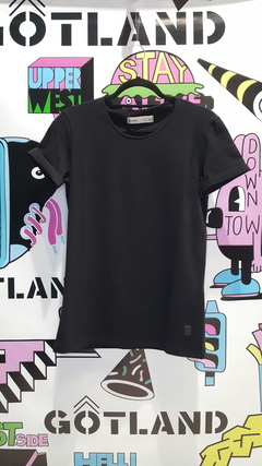 REMERA BASICA CUELLO ANCHO NEGRA en internet