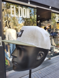 Gorra California Gris y Verde con Etiqueta. - comprar online