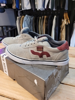 ZAPATILLA RICH GRIS/BORDO - tienda online