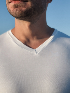 Remera Escote V Manga Corta Hombre