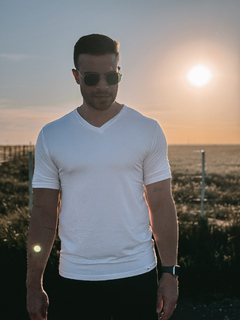 Remera Escote V Manga Corta Hombre - comprar online