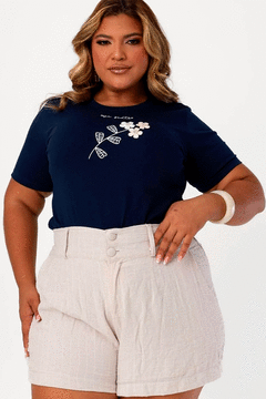 T-SHIRT PLUS SIZE SEJA GRATO APLICACAO FLOR COM PONTO DE LUZ - COR AZUL MARINHO REF 2394000 - comprar online