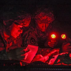 Linterna MIL-TEC Acodada 90* Verde Militar Con Filtros Clip Pilas Modelo 9300 Luz Blanco