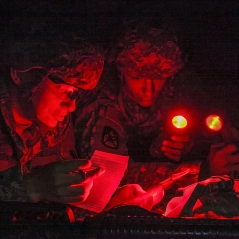 Linterna MIL-TEC Acodada 90* Verde Militar Con Filtros Clip Pilas Modelo 9300 Luz Blanco