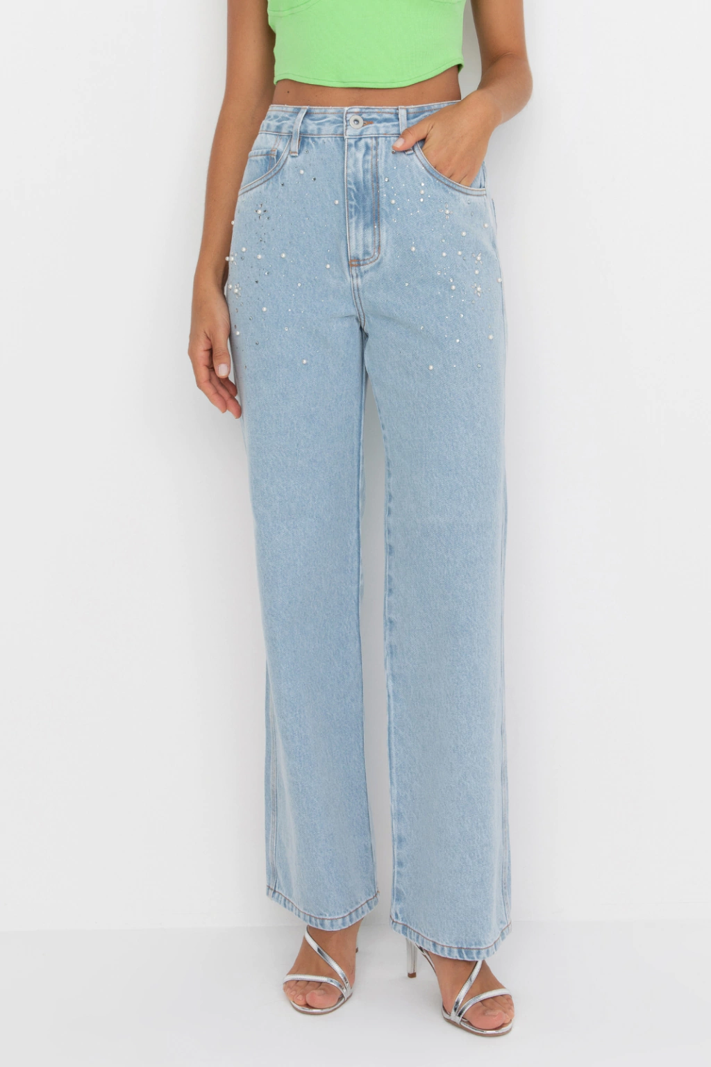 Calça Jeans Wide Com Pérola e Strass