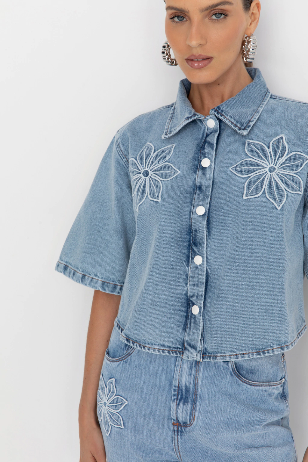 Camisa Jeans Com Aplicação De Flor