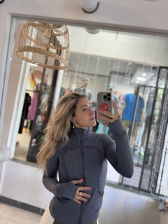 Campera deportiva entallada con elastano