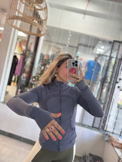 Campera deportiva entallada con elastano - tienda online