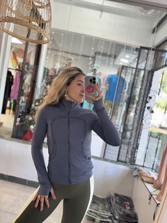 Campera deportiva entallada con elastano